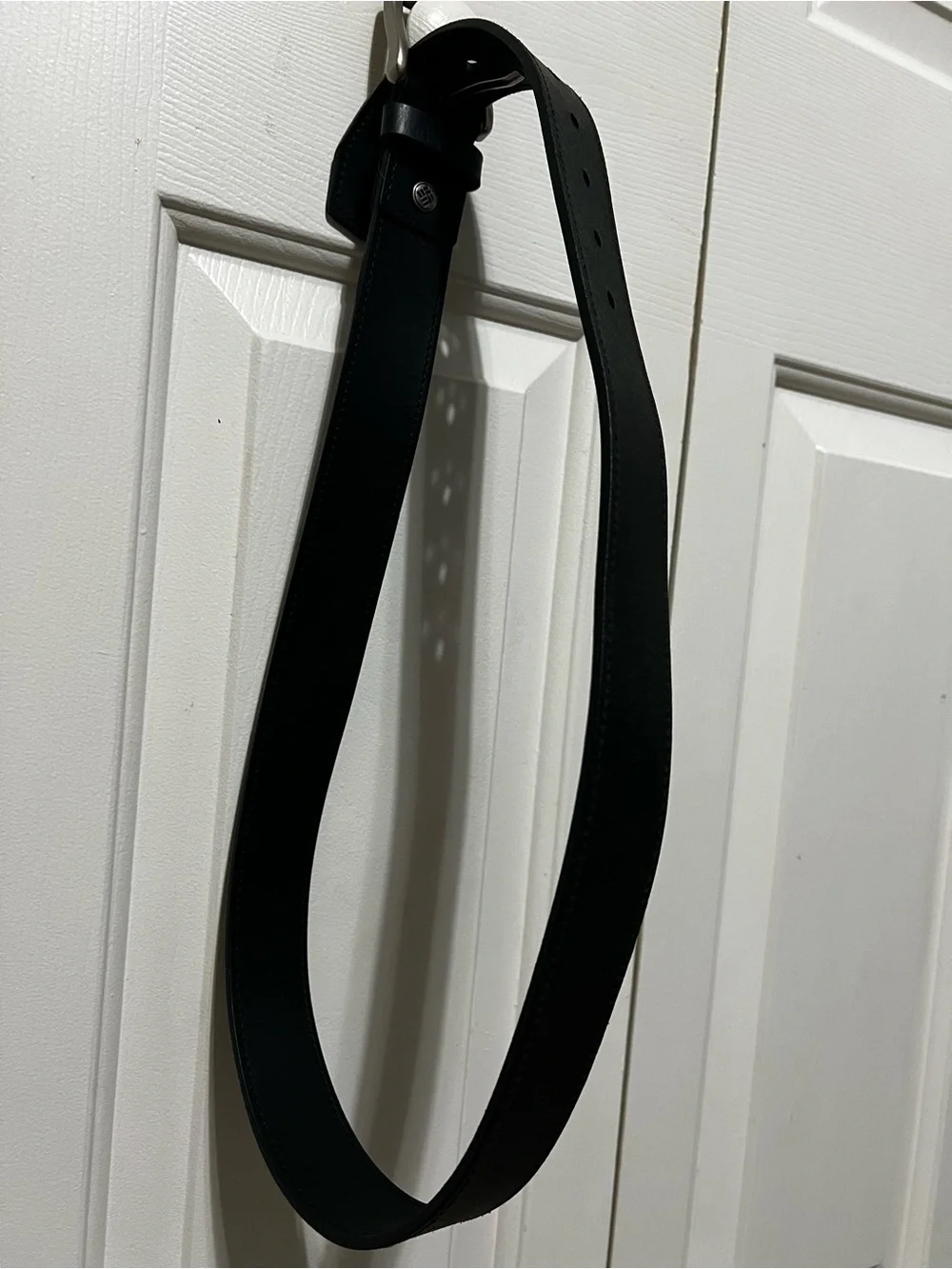Men’s Black Columbia belt. Silver buckle. Size 34-36. Leather. Like New.